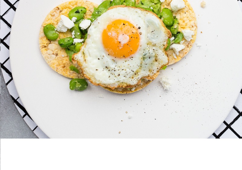 Broad bean, feta & Fried Egg on CORN THINS, #realfoodscornthins