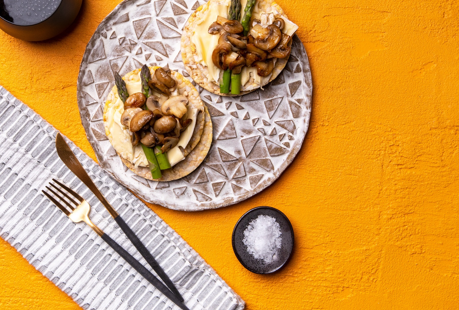 Brie, Asparagus & Grilled Mushrooms on Corn Thins skices
